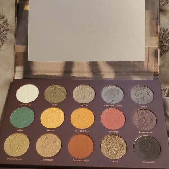 Makeup - Picture 3 of 6